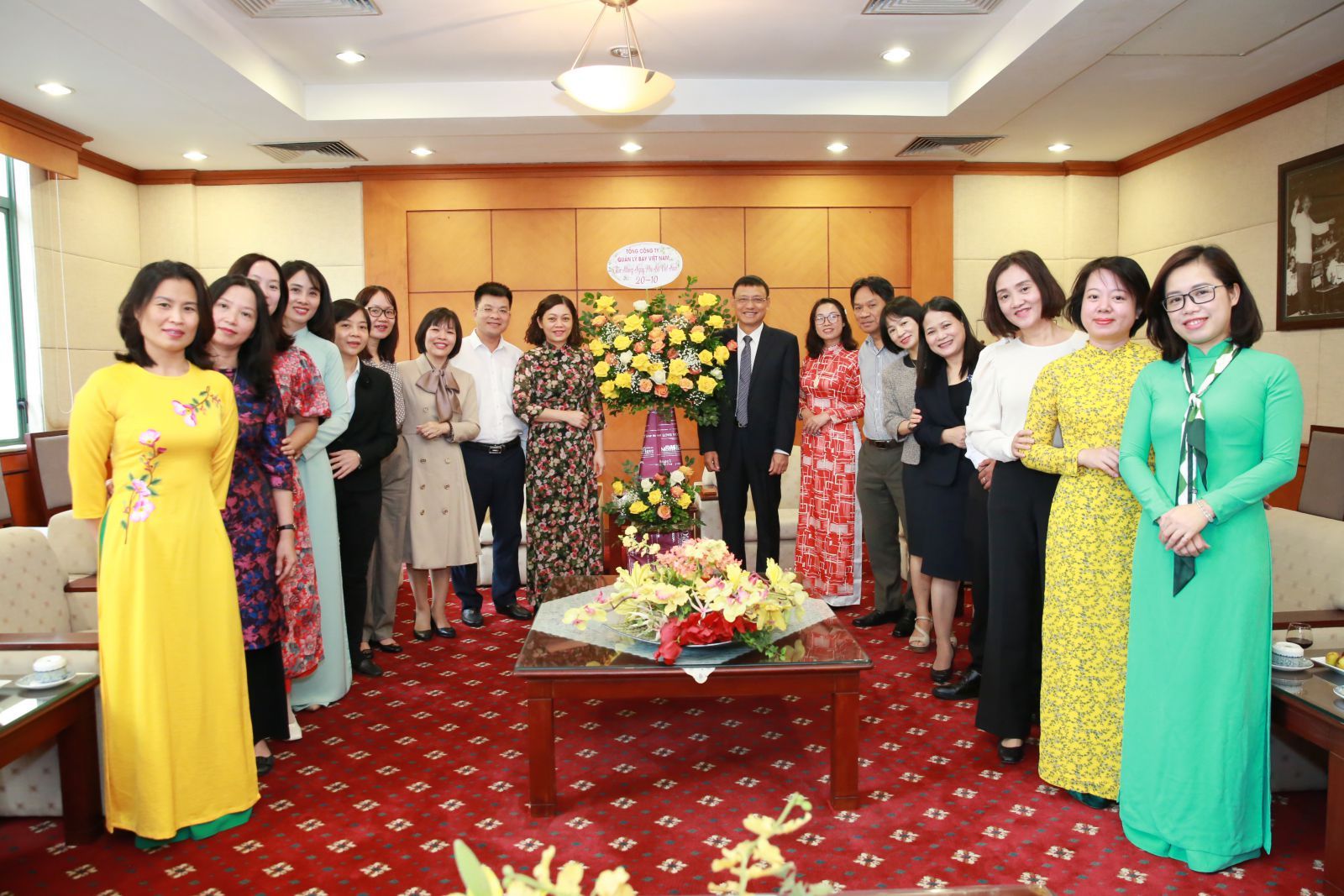 Lãnh đạo VATM tặng hoa chúc mừng đại diện lao động nữ TCT nhân ngày 20/10