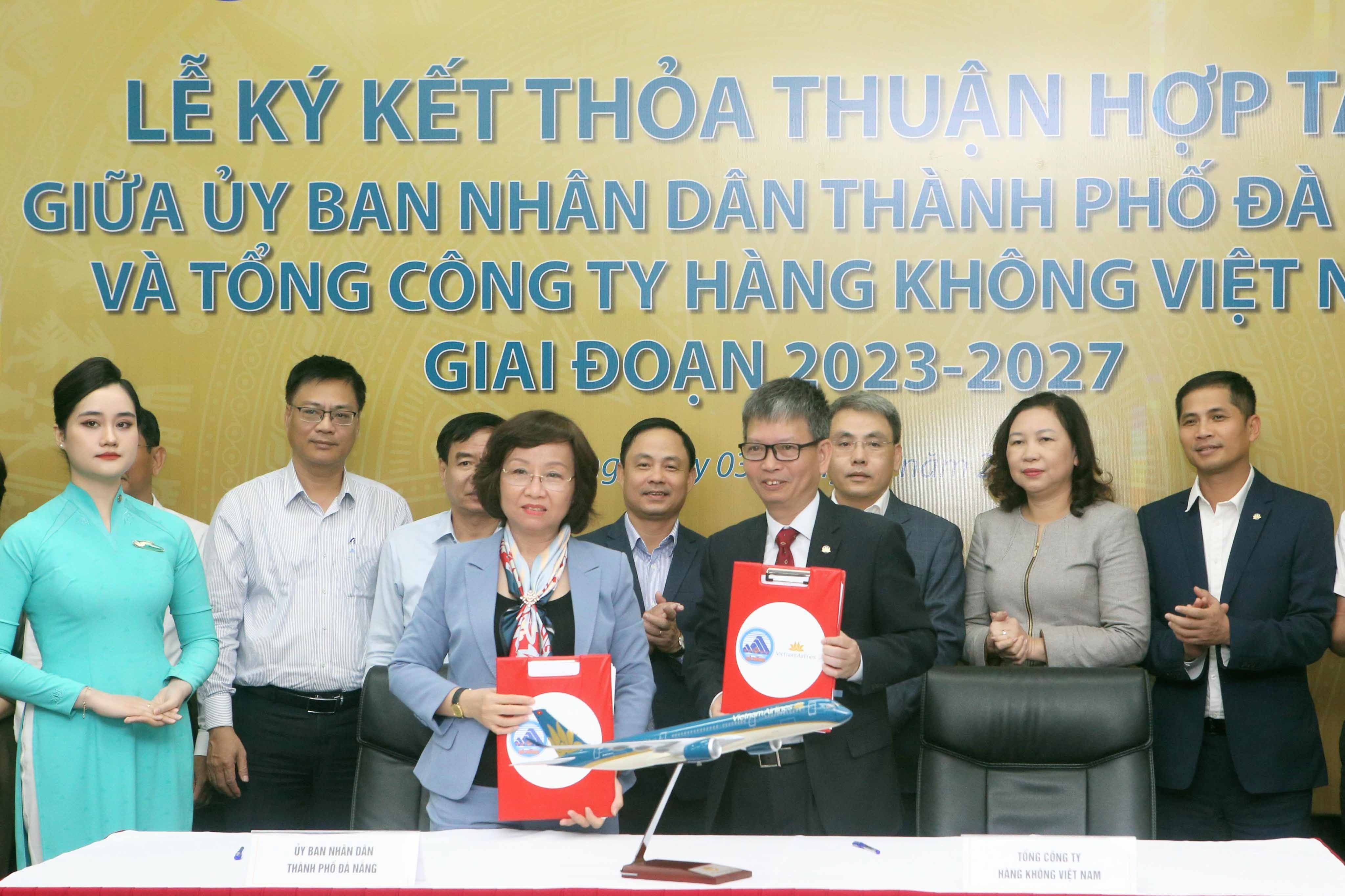 Ký kết thoả thuận hợp tác giữa UBND TP Đà Nẵng và Vietnam Airlines giai đoạn 2023 - 2027