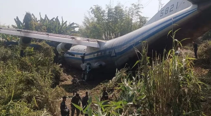Máy bay quân sự của Myanmar trượt khỏi đường băng, 12 người bị thương