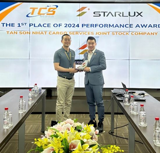 TCS nhận danh hiệu “The 1st place of 2024 performance award” từ Starlux Airlines