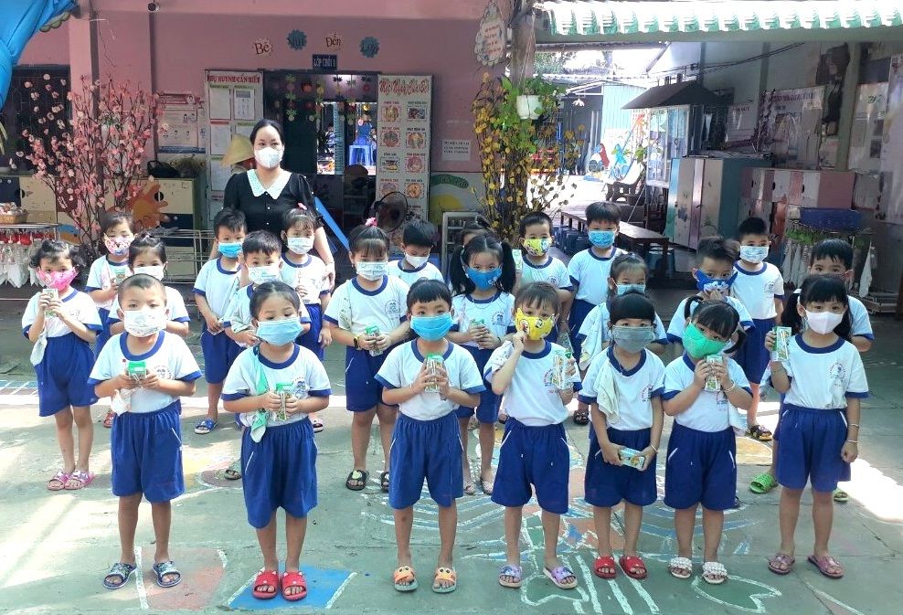 Vinamilk tặng sữa & 3.000 phần quà cho trẻ em đang cách ly tại 7 địa phương “điểm nóng” về dịch covid-19 nhân ngày 1/6