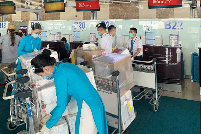 Vietnam Airlines vận chuyển miễn phí y bác sĩ hoàn thành nhiệm vụ ở Bắc Giang về Huế, Đà Nẵng
