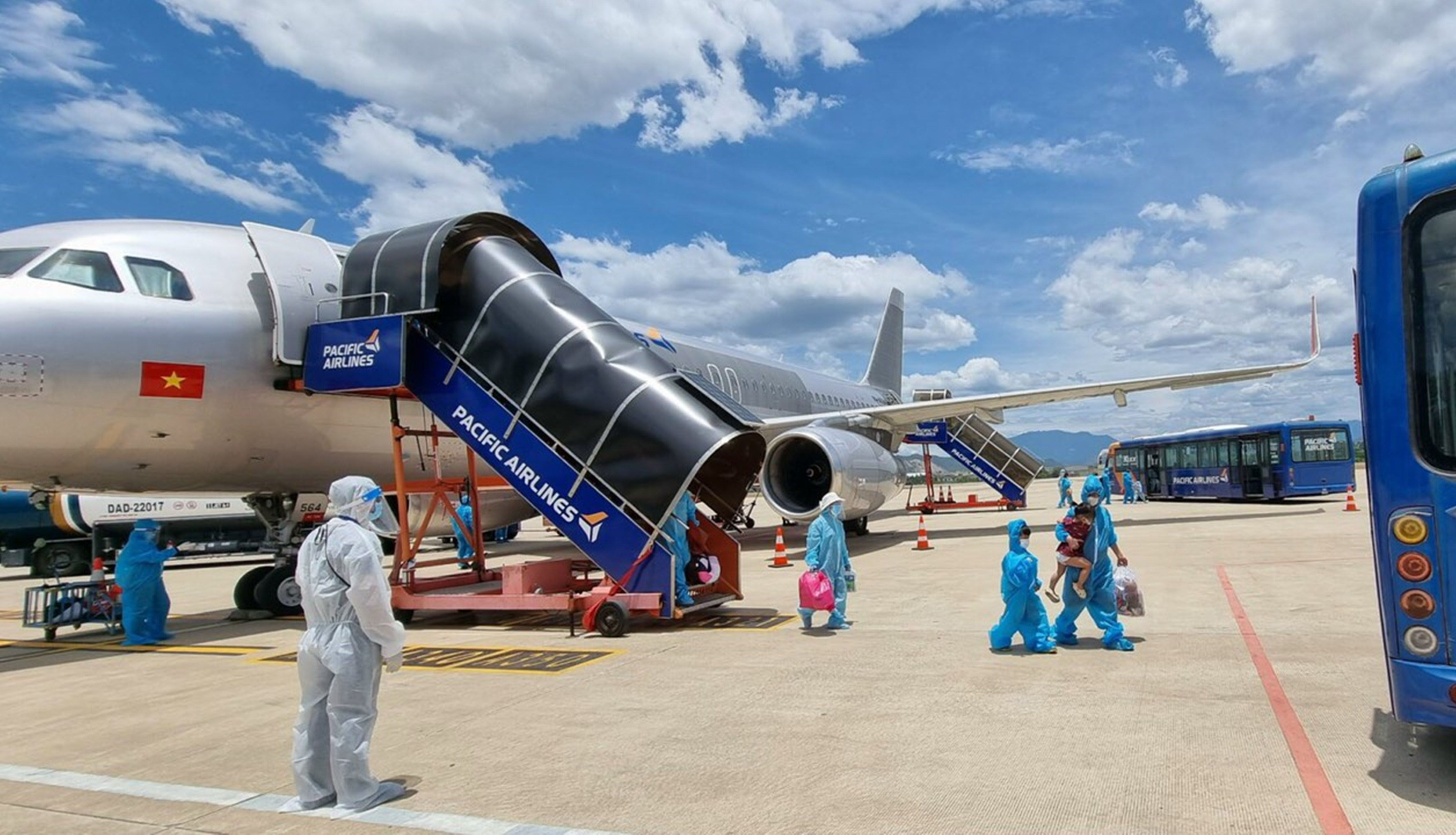 Pacific Airlines vận chuyển gần 400 người dân Quảng Nam về quê