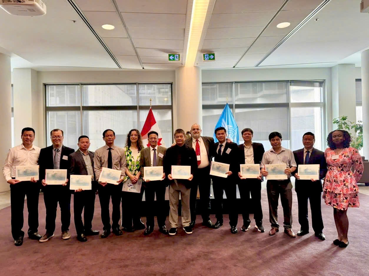 Các học viên của VATM nhận chứng chỉ huấn luyện từ chuyên gia của ICAO
